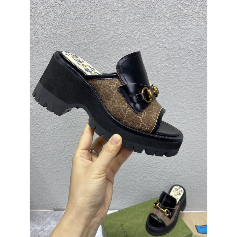 G*u*i slippers